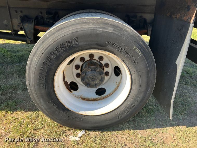 image for item DO8761 2002 Freightliner FL70  box truck