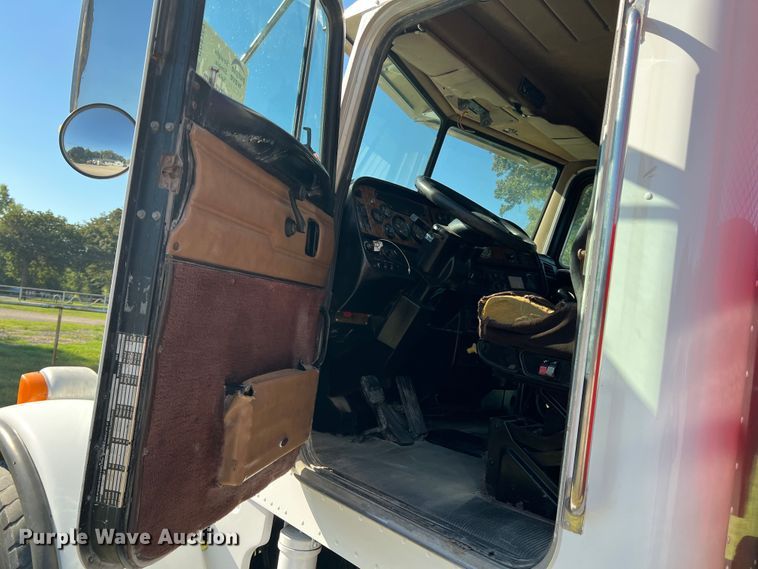 image for item DO8762 2002 Peterbilt 357  dump flatbed truck