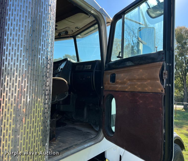 image for item DO8762 2002 Peterbilt 357  dump flatbed truck