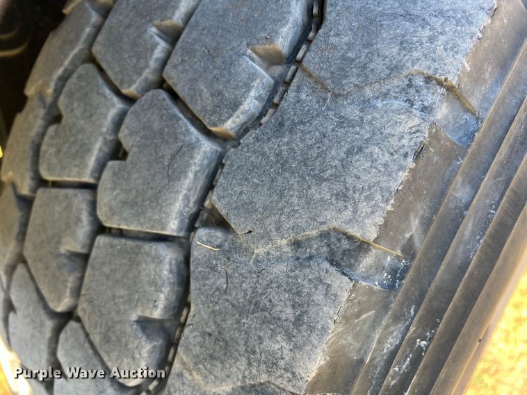 image for item DO8762 2002 Peterbilt 357  dump flatbed truck