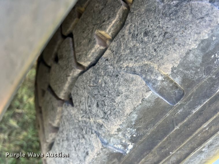 image for item DO8762 2002 Peterbilt 357  dump flatbed truck