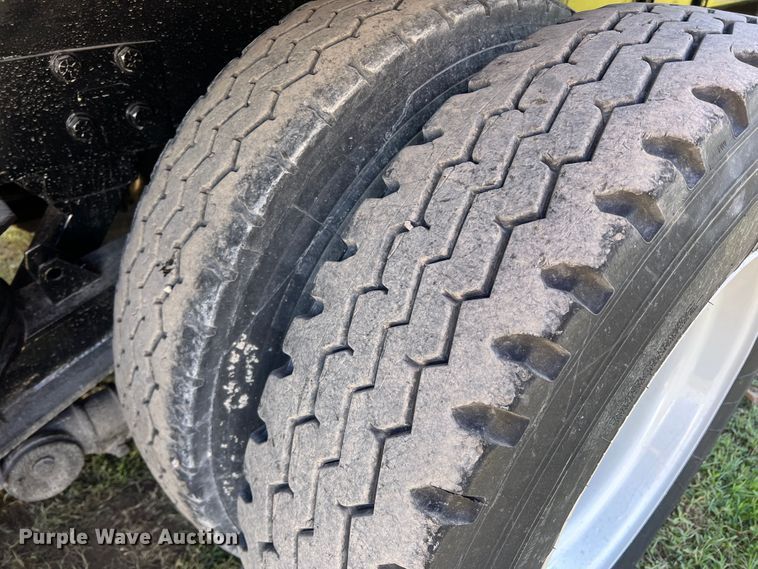 image for item DO8762 2002 Peterbilt 357  dump flatbed truck