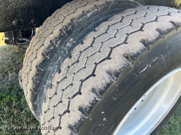 image for item DO8762 2002 Peterbilt 357  dump flatbed truck