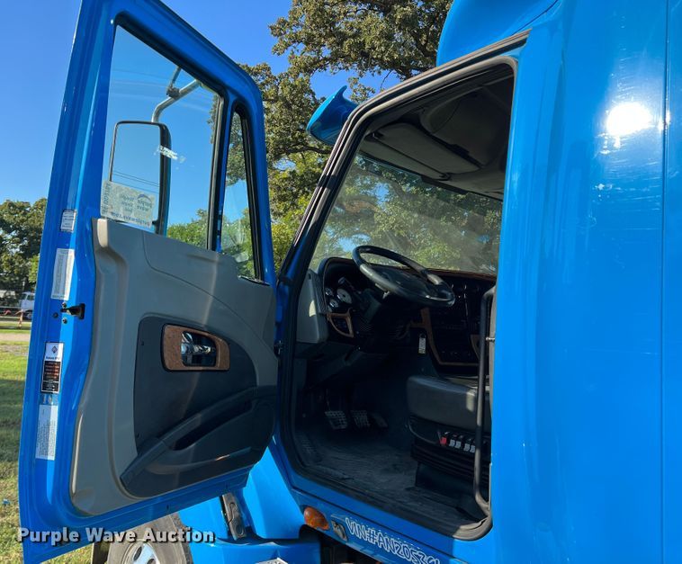 image for item DO8764 2010 International ProStar Premium  semi truck