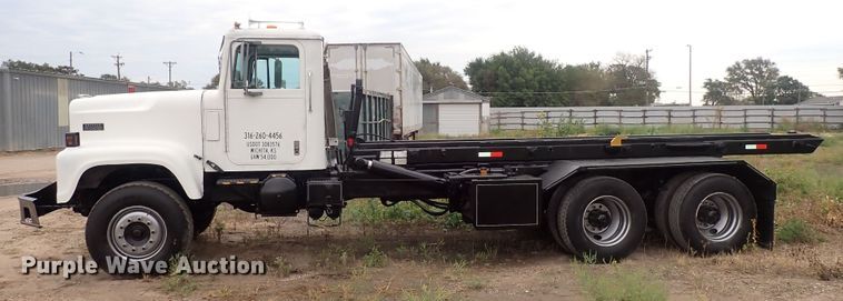 image for item DQ2942 1977 International Paystar 5000  roll-off container truck