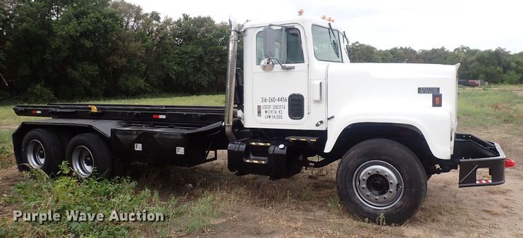 image for item DQ2942 1977 International Paystar 5000  roll-off container truck