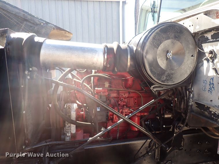 image for item DQ2942 1977 International Paystar 5000  roll-off container truck