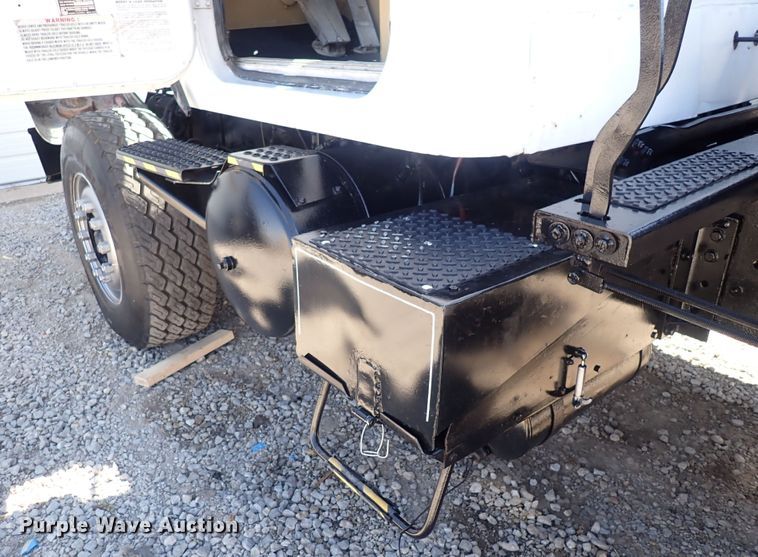 image for item DQ2942 1977 International Paystar 5000  roll-off container truck