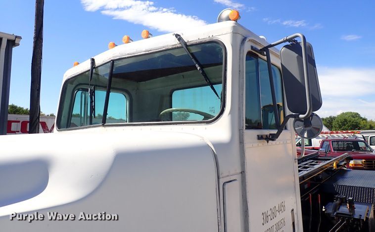 image for item DQ2942 1977 International Paystar 5000  roll-off container truck