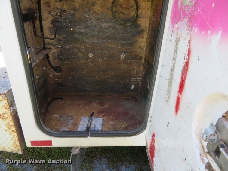 image for item DR0123 2000 Ford F550  bucket truck