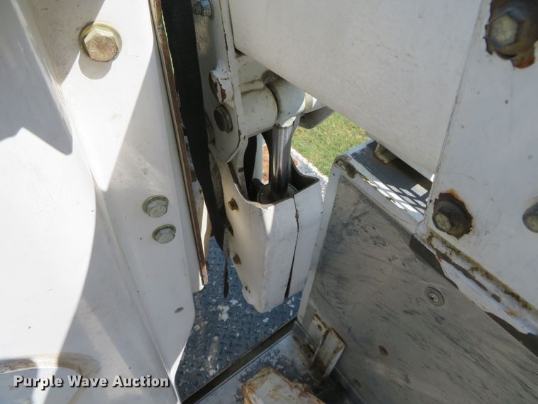 image for item DR0123 2000 Ford F550  bucket truck