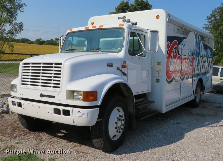 image for item DR0131 1998 International 4700  delivery truck