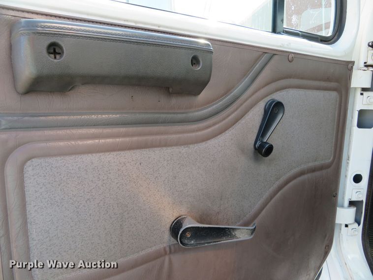 image for item DR0131 1998 International 4700  delivery truck