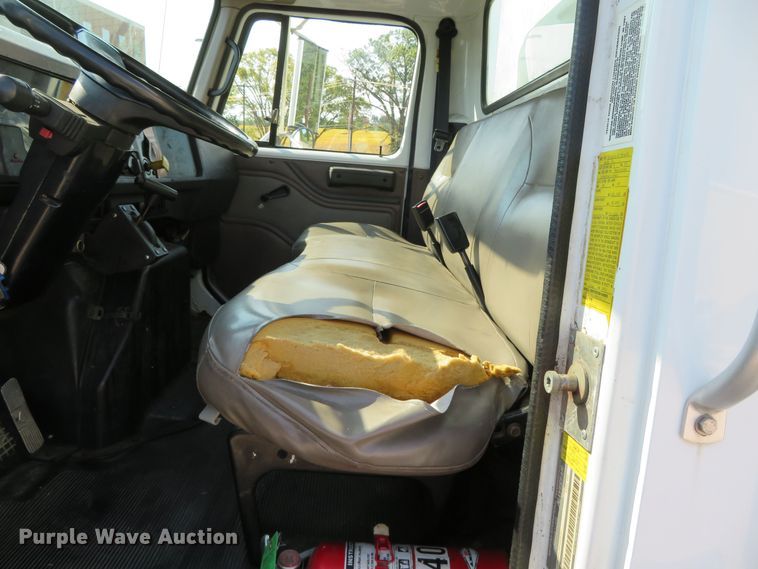 image for item DR0131 1998 International 4700  delivery truck