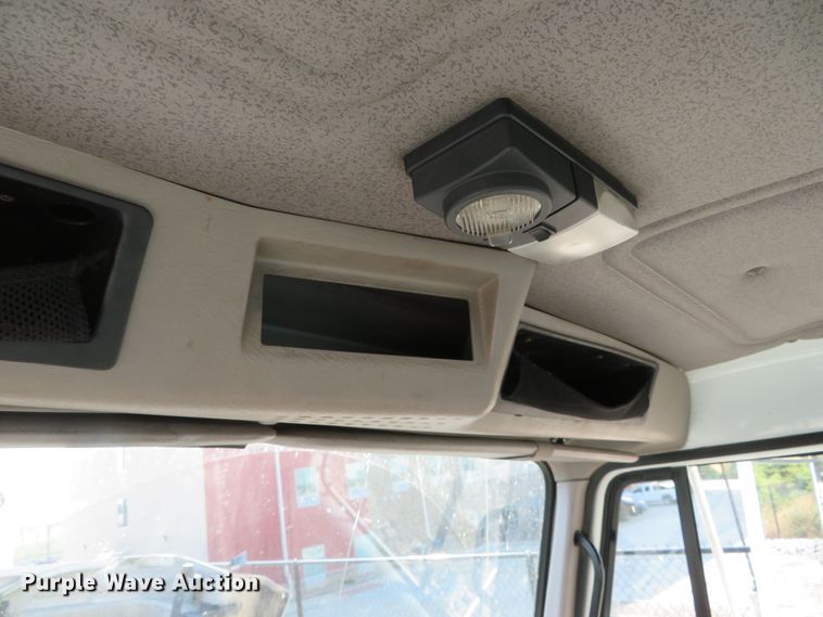 image for item DR0131 1998 International 4700  delivery truck