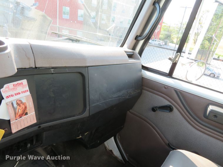 image for item DR0131 1998 International 4700  delivery truck