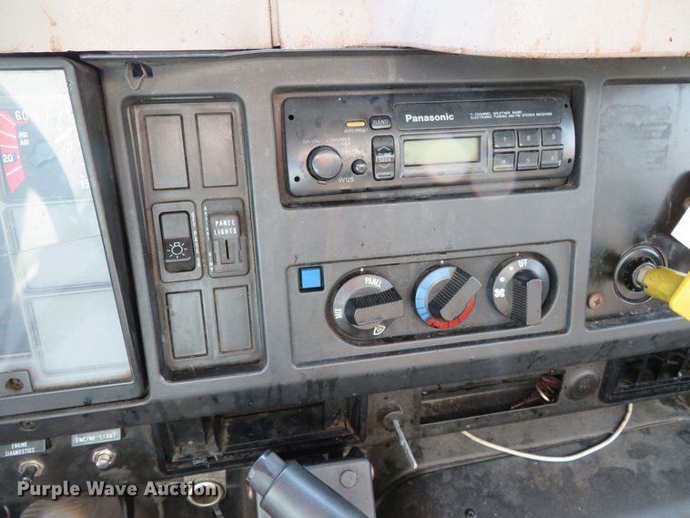 image for item DR0131 1998 International 4700  delivery truck