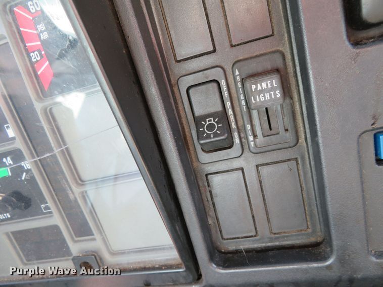 image for item DR0131 1998 International 4700  delivery truck