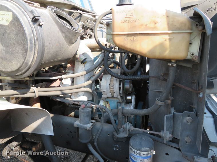 image for item DR0131 1998 International 4700  delivery truck