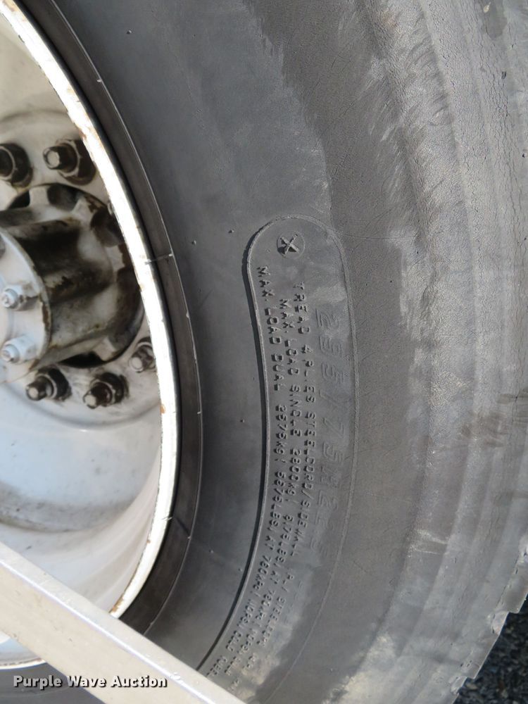 image for item DR0131 1998 International 4700  delivery truck