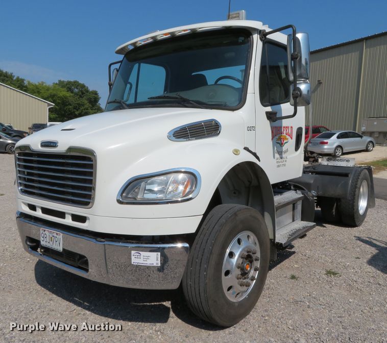 image for item DR0134 2014 Freightliner Business Class M2  semi truck