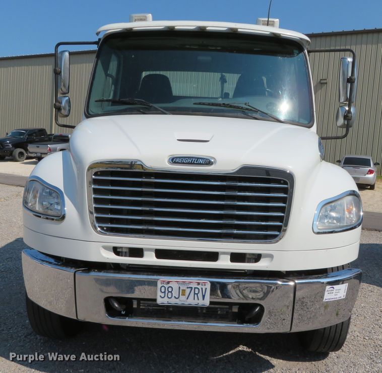 image for item DR0134 2014 Freightliner Business Class M2  semi truck