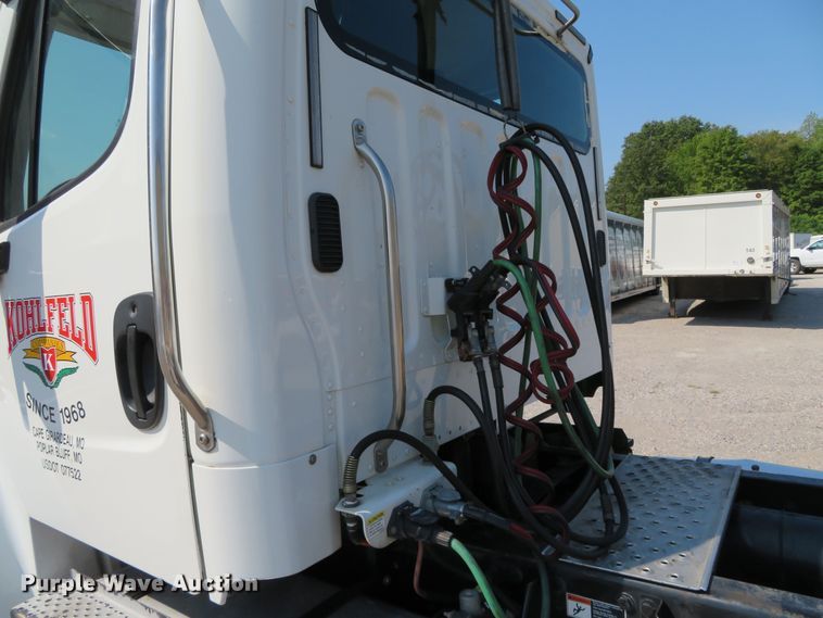 image for item DR0134 2014 Freightliner Business Class M2  semi truck