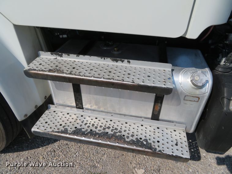 image for item DR0134 2014 Freightliner Business Class M2  semi truck