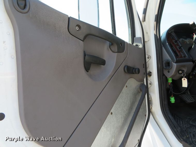 image for item DR0134 2014 Freightliner Business Class M2  semi truck