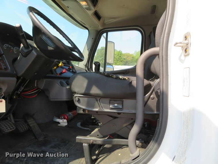 image for item DR0134 2014 Freightliner Business Class M2  semi truck