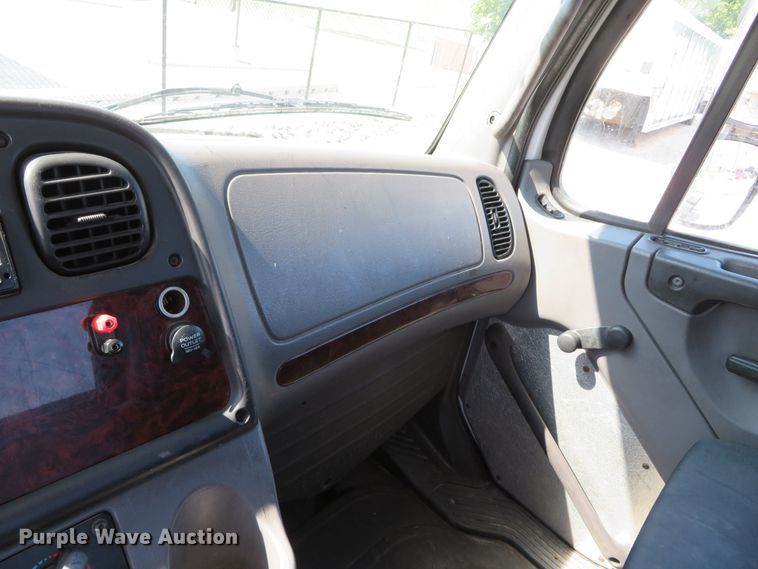 image for item DR0134 2014 Freightliner Business Class M2  semi truck