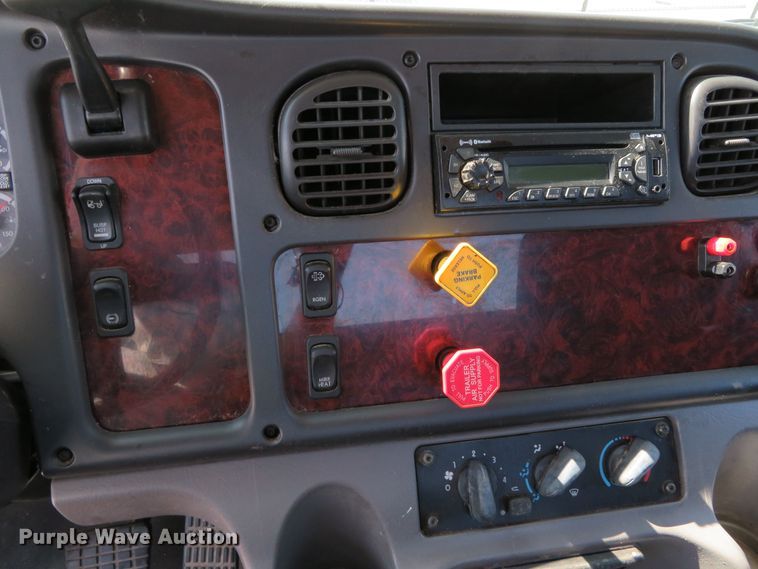 image for item DR0134 2014 Freightliner Business Class M2  semi truck