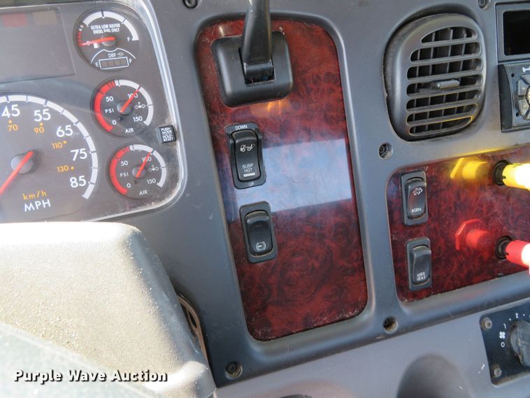 image for item DR0134 2014 Freightliner Business Class M2  semi truck