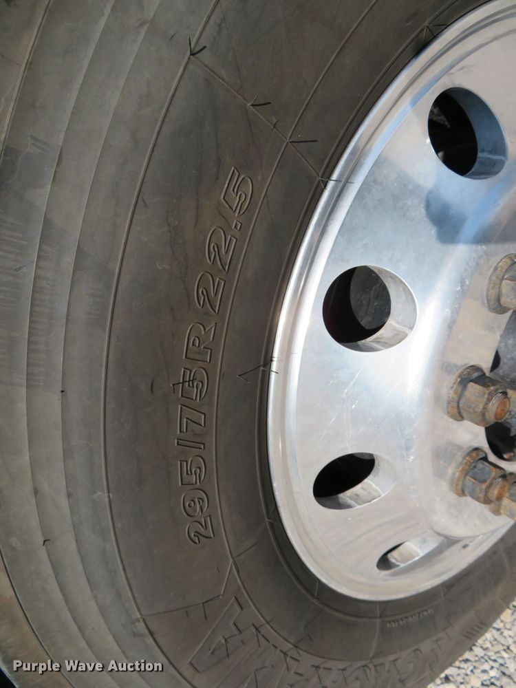 image for item DR0134 2014 Freightliner Business Class M2  semi truck