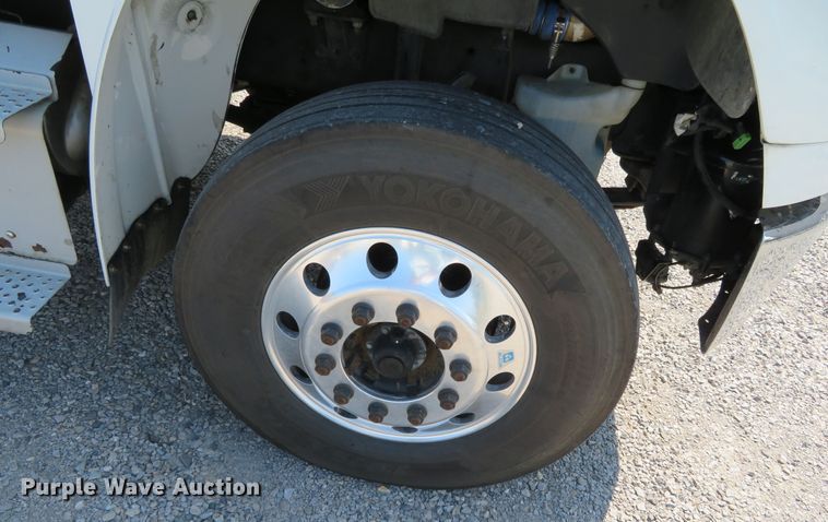 image for item DR0134 2014 Freightliner Business Class M2  semi truck