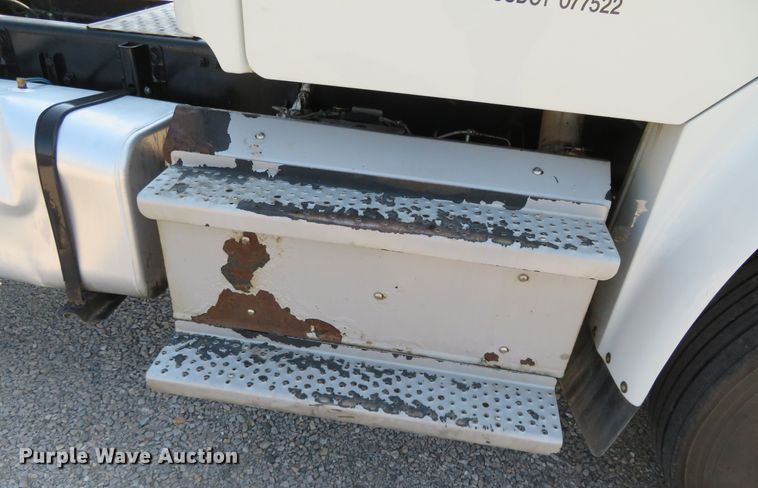 image for item DR0134 2014 Freightliner Business Class M2  semi truck