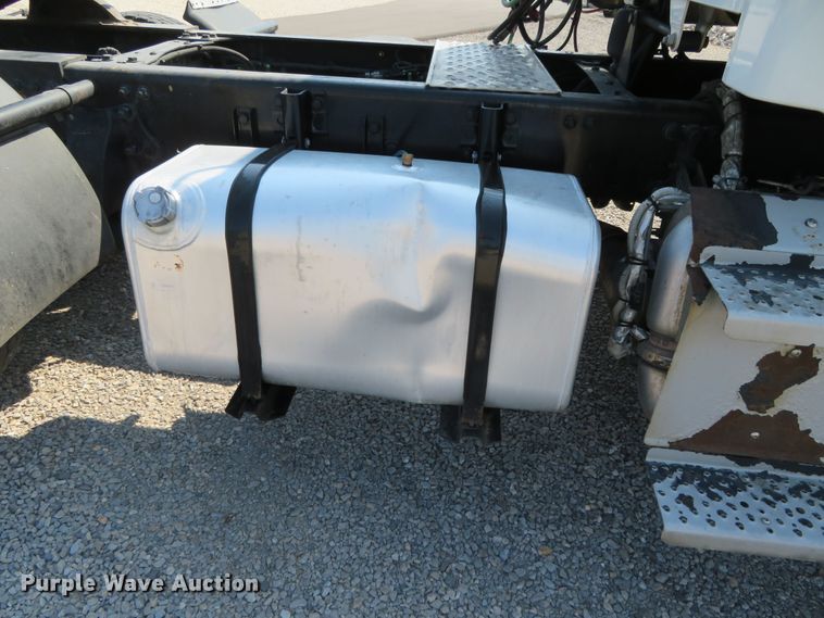 image for item DR0134 2014 Freightliner Business Class M2  semi truck