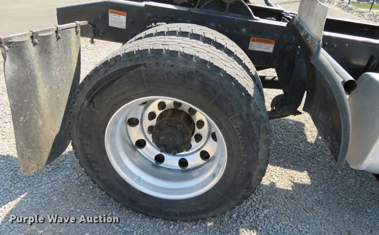 image for item DR0134 2014 Freightliner Business Class M2  semi truck