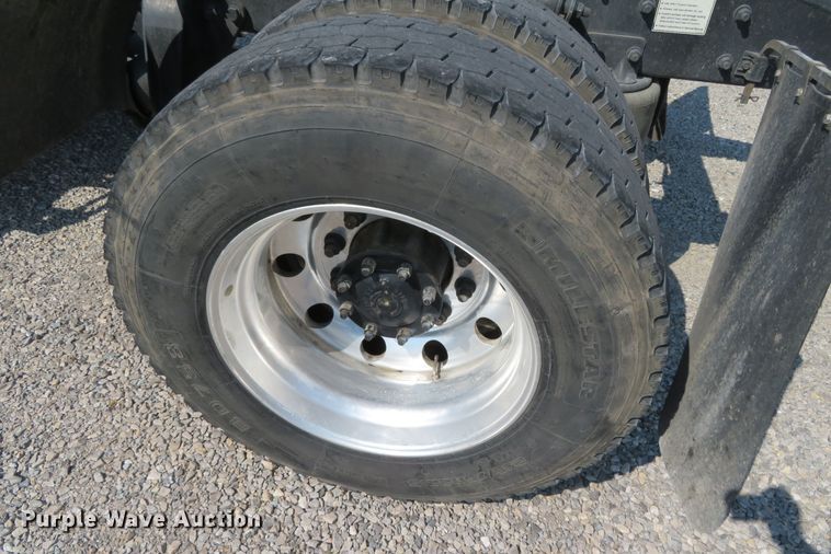 image for item DR0134 2014 Freightliner Business Class M2  semi truck