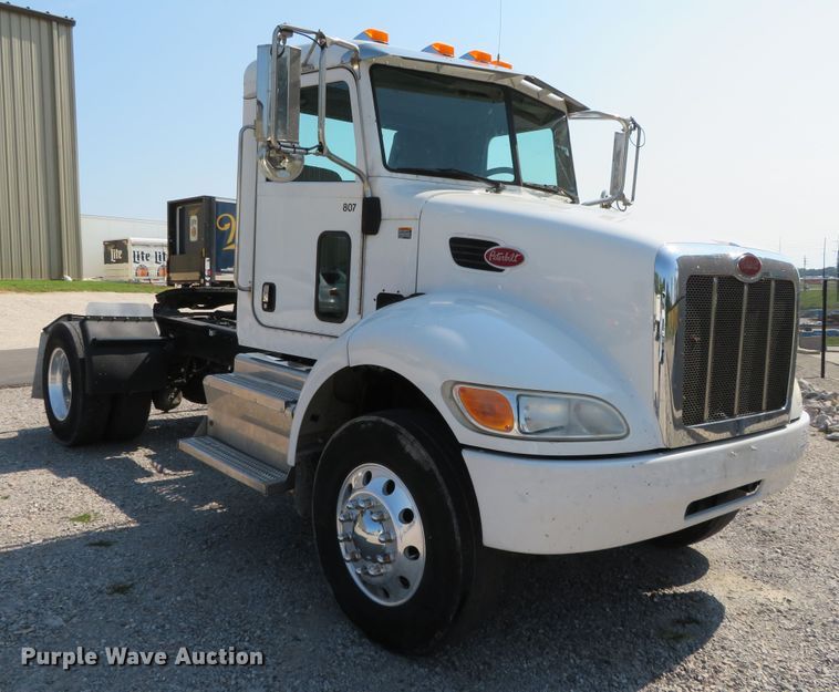 image for item DR0135 2013 Peterbilt 337  semi truck