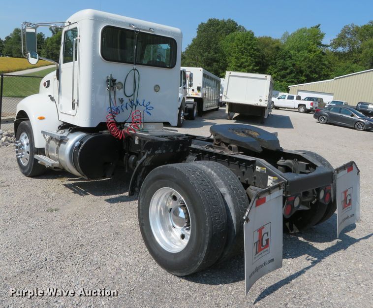 image for item DR0135 2013 Peterbilt 337  semi truck