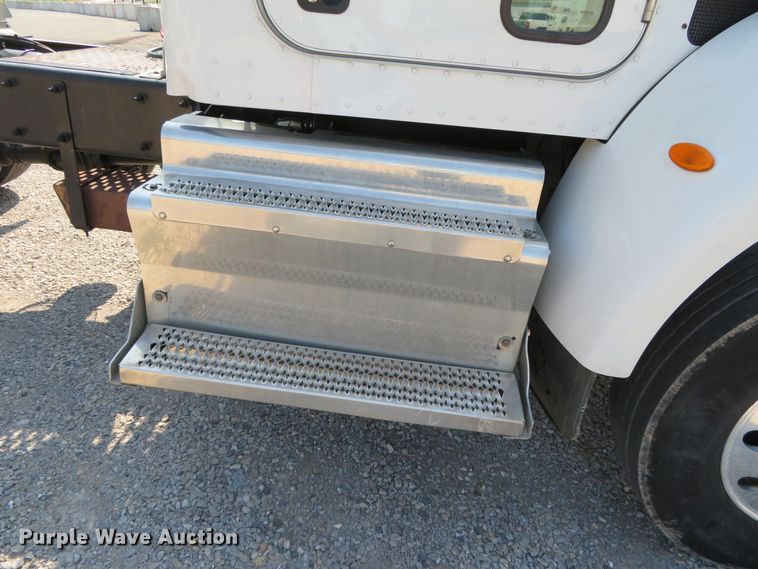 image for item DR0135 2013 Peterbilt 337  semi truck