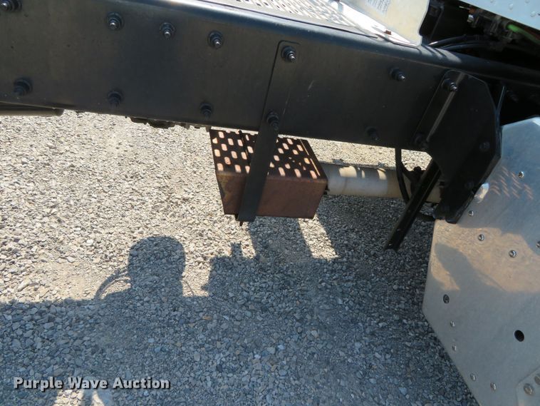 image for item DR0135 2013 Peterbilt 337  semi truck