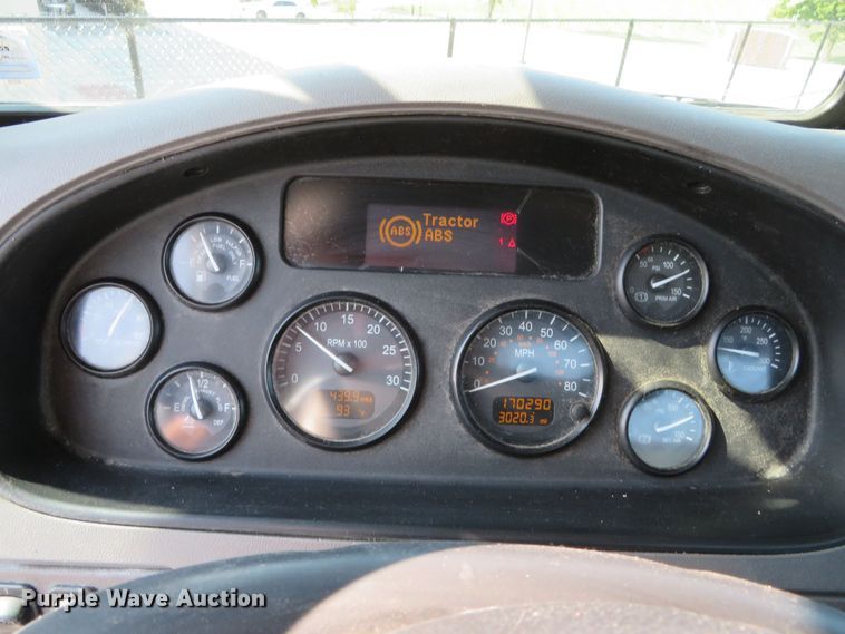 image for item DR0135 2013 Peterbilt 337  semi truck