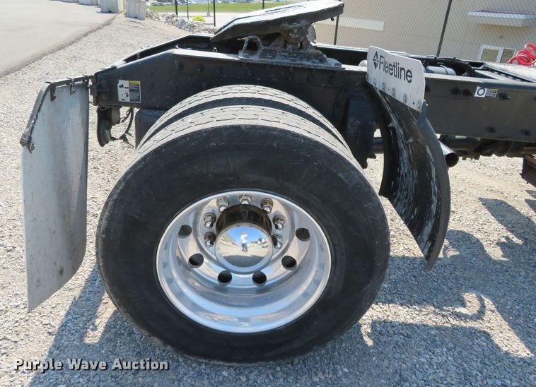 image for item DR0135 2013 Peterbilt 337  semi truck