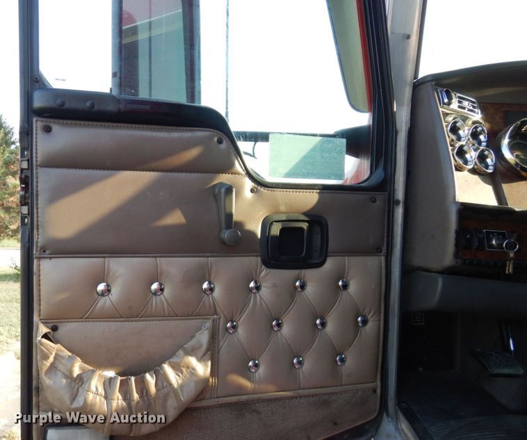 image for item DS1401 2005 Kenworth T600  semi truck