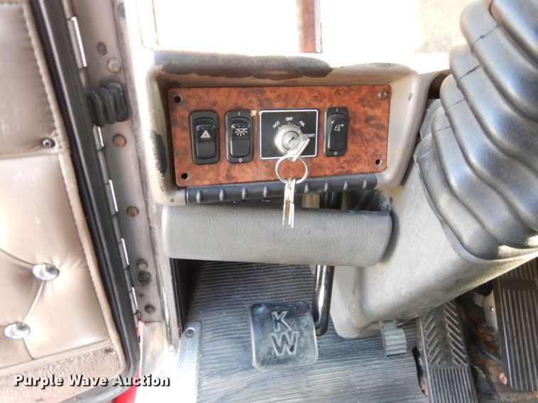 image for item DS1401 2005 Kenworth T600  semi truck