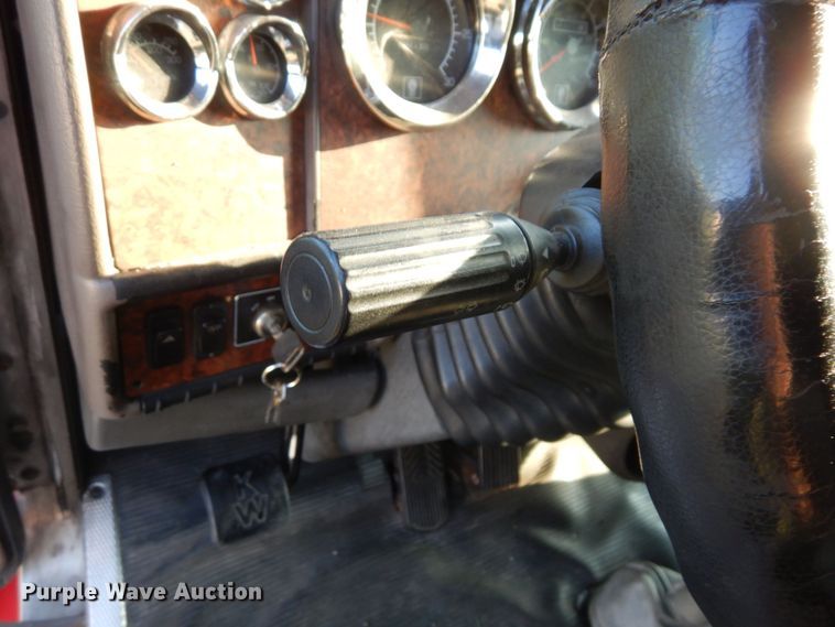 image for item DS1401 2005 Kenworth T600  semi truck