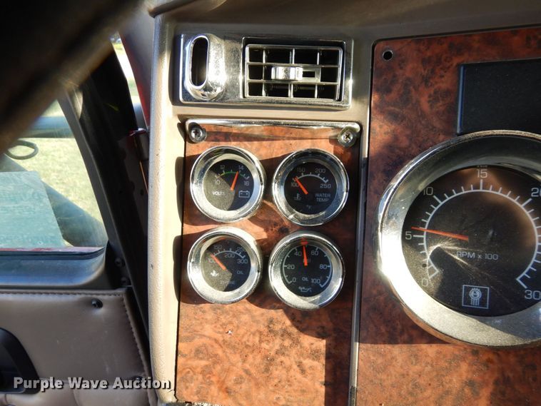 image for item DS1401 2005 Kenworth T600  semi truck