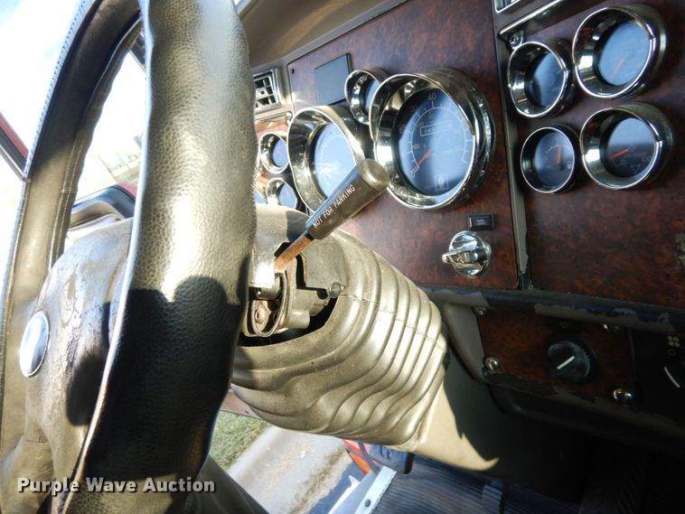 image for item DS1401 2005 Kenworth T600  semi truck